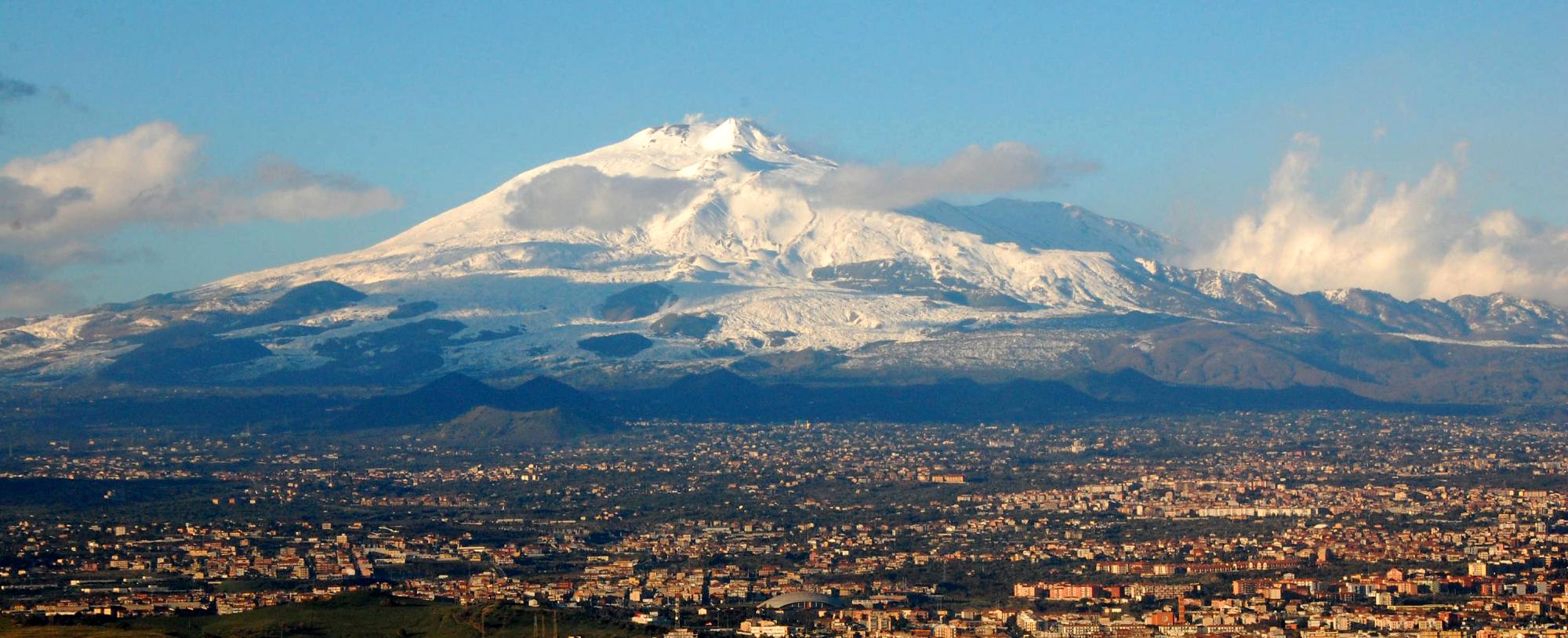 BenAveling - Opera propria, CC BY-SA 4.0, https://en.wikipedia.org/wiki/Mount_Etna#/media/File:Mt_Etna_and_Catania1.jpg